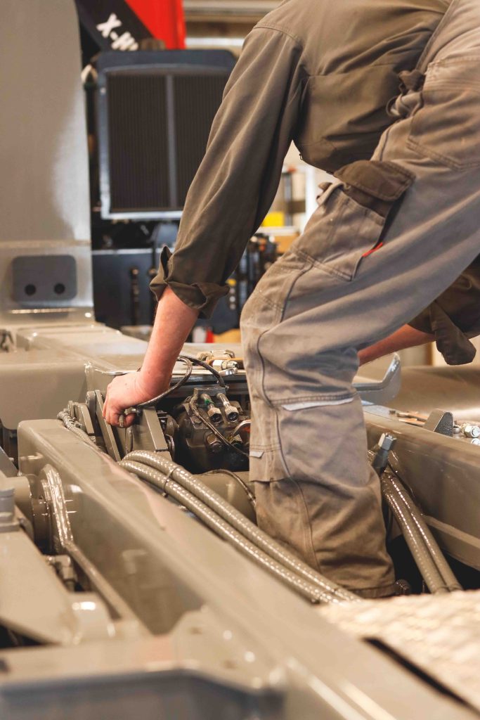 Servicetekniker finder fejl på lastbil