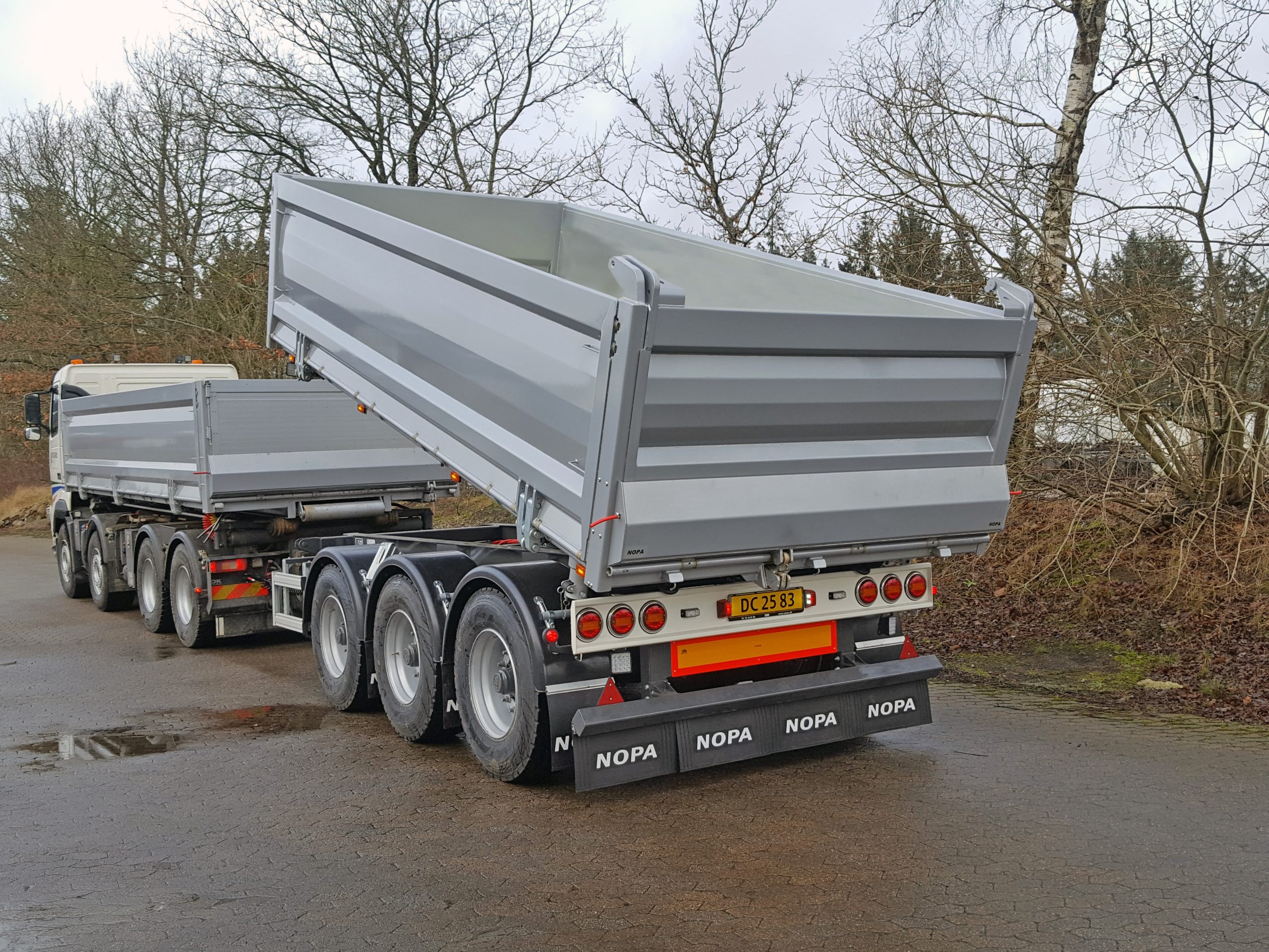 Truck and trailer with a side-tipped NOPA body