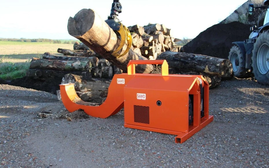 Hydraulic wood splitter handling a log